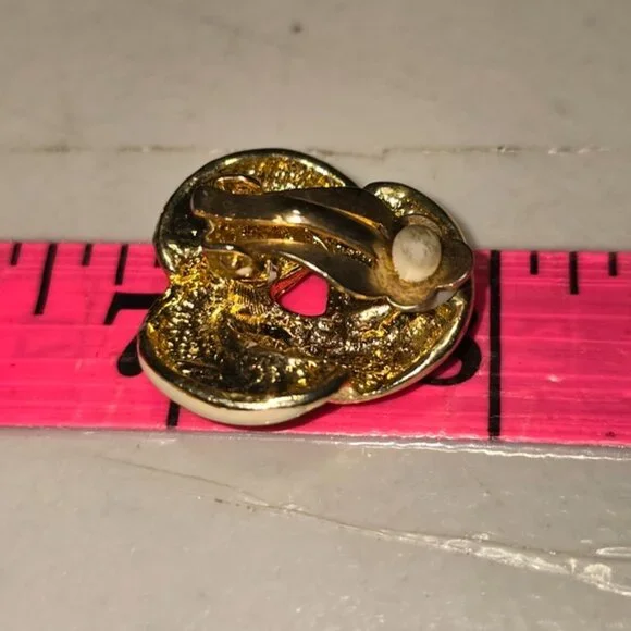 Vintage Cream Colour Enamel Gold Tone Clip-on Earrings - Picture 2 of 2